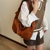 Bolsa feminina de grande capacidade, novo estilo 2026, bolsa de ombro retrô de nicho, bolsa de ombro transversal versátil de alta qualidade