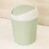 Mini Cubo de Basura de Plástico para el Hogar Tapa Oscilante de Escritorio Cubo de Almacenamiento Práctico Cubo de Basura para Snacks en Sala de Estar del Hogar Venta al por Mayor