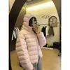 2026 Nova Jaqueta de Algodão com Penas Costurada Super Bonita Leve com Capuz Feminina Curta Quente Casaco Casco de Tartaruga Feminino