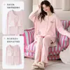 Pijama de algodón para mujer de primavera y otoño con mangas largas y sujetador incorporado, con un lindo diseño de dibujos animados, cuello redondo, y se puede usar como ropa de estar o ropa exterior