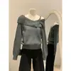 Suéter de punto elegante y asimétrico de manga larga para mujer, estilo coreano, colección otoño 2026, con un elegante diseño de hombros descubiertos
