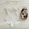 Flor Blanca PequeñaTraje de Baño de una Pieza Blanco con Estampado Floral, Corte Ajustado, Estilo Vacacional, Look de Verano Puro y Atractivo