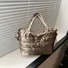 Bolsa de Mão Fashionável Estilo Preguiçoso Casual de Inverno 2025 com Alça Larga para Ombro Bolsa Transversal para Mulheres, Bordado em Algodão Espacial, Grande Capacidade, Cor Sólida