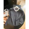 Top de tricô bicolor em patchwork, com aparência de duas peças, gola redonda e botões até a metade, fica bonito sozinho e é versátil para o dia a dia e como peça de base.