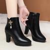 Botas curtas de salto alto para mulheres 2023 novas botas curtas com forro de fleece couro macio sapatos de algodão plataforma à prova d'água sapatos de mãe outono e inverno sapatos de couro