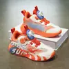 Zapatos Deportivos Infantiles Primavera y Otoño Estilo Nuevo Zapatos Ligeros para Correr para Niños Mayores con Hebilla Giratoria Zapatos de Baloncesto Impermeables de Cuero