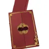 Convite de casamento capa dura abotoado estilo chinês com capa perolada bordô e padrões estampados em ouro, bilíngue em chinês e inglês