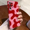 Funda de teléfono de película de alta gama color bloque irregular fluido rojo y rosa estilo ins dulce y genial adecuada para Samsung S25+