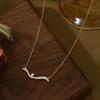 Cadena de clavícula elegante con circonitas galvanizadas en oro auténtico, diseño de nicho para mujer, collar de perlas estilo francés retro, cadena de lana combinable.