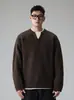 Suéter de punto para hombre de otoño con cuello en V de dos piezas, suéter casual de manga larga con un toque de alta gama, top versátil y de corte holgado