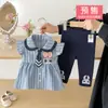 Novo Conjunto de Duas Peças para Meninas, Policial Coelho de Verão, Blusa de Manga Voadora, Shorts Slim, Roupa para Bebê Menina Atacado