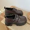 Mocassins femininos de sola grossa estilo britânico, novo modelo de outono 2026, sem cadarço, confortáveis para o trajeto, sapatos Mary Jane de couro
