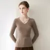 El suéter básico de punto corto de cachemira de alta gama listo para usar utiliza hilo Consinee para la nueva colección otoño/invierno para mujer.