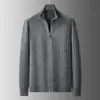 Suéter de Tricô Masculino 2026 Outono/Inverno Gola Alta com Zíper Cardigan para Jovens, Casual de Negócios, Tamanho Grande, Jaqueta de Camada Única, Moderno