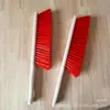 Escova de Cama Vermelha com Cabo de Madeira, Escova de Fornecimento da Loja de Cinco Yuan, Mercadoria de Ano Novo de Feira de Rua, Escova de Varrer Cama para Viagem, Escova Grande para Remoção de Poeira