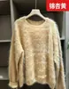 Novedades para Otoño/Invierno 2026: Suéter de cachemira de seda de 18 hilos con borde enrollado, cuello redondo y pelo largo cepillado, con textura lujosa y lana de calidad