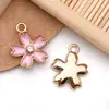 30 Rosado Aceite Goteo Simulación Flor de Cerezo Margarita Aleación Colgante Colgante DIY Pulsera Llavero Accesorios