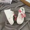Tênis de Skate Feminino 2026 Primavera/Outono Novo Estilo Estampa de Desenho Animado Moda Iridescente Esportivo Casual Versátil Sola Plana Pequenos Tênis Brancos