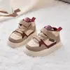 Tênis de bebê para outono e inverno, forrados com fleece para aquecimento, novos modelos para meninas, sapatos de algodão com sola macia para meninos, antiderrapantes e leves, sapatos de algodão de camada dupla