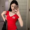 Nueva camiseta de manga corta con cuello en V rojo retro estilo americano para mujer, top corto con hombros descubiertos y contraste de color, estilo japonés a la moda.