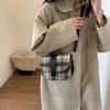 Bolso pequeño de lana a cuadros de color contrastante de diseño exclusivo para mujer 2023 Invierno nuevo bolso de sillín de un solo hombro cruzado de alta calidad