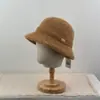 Sombrero tipo cubo cálido versátil plegable para otoño e invierno, de cabeza grande, con protección para las orejas, nuevo sombrero de pescador liso a prueba de frío para mujer