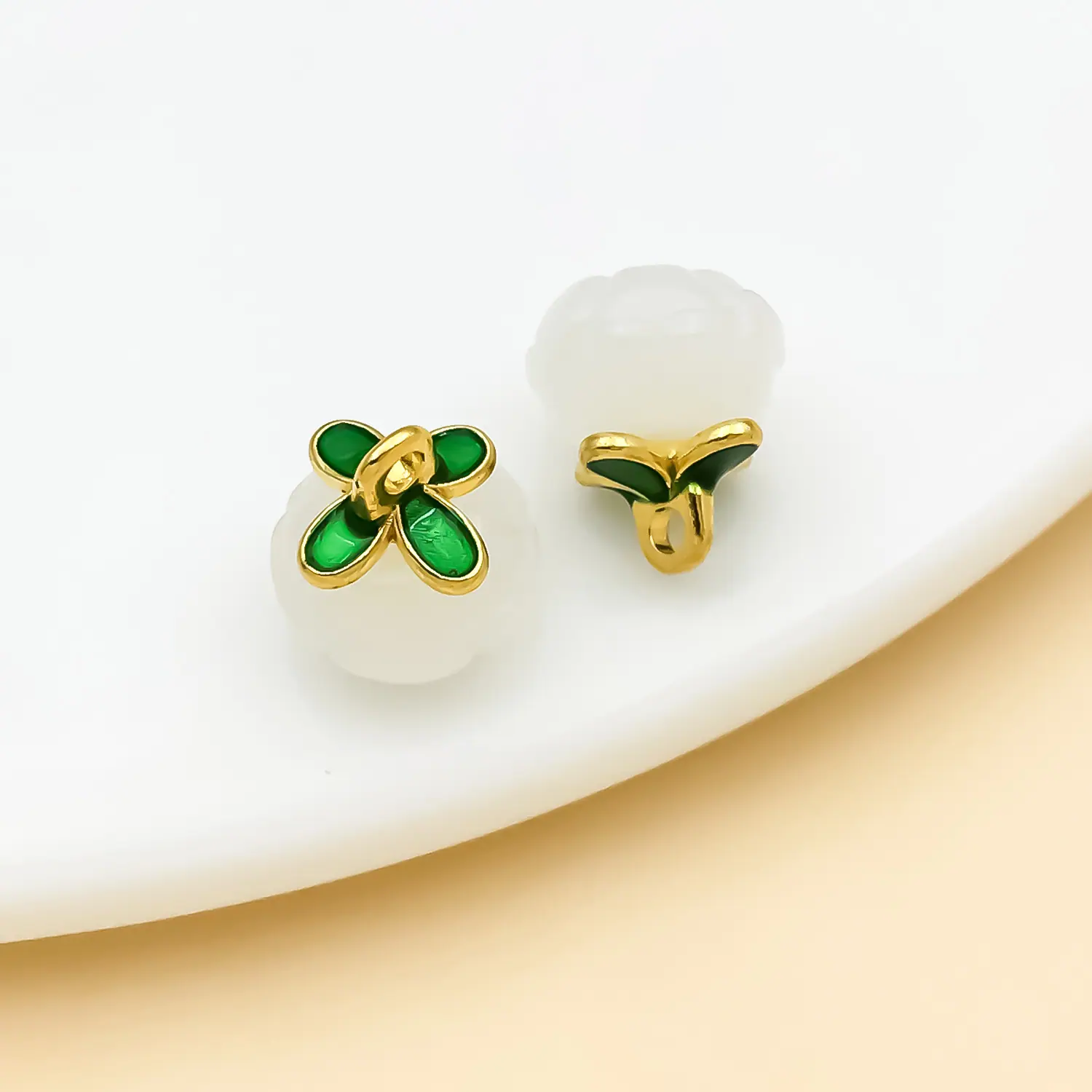 23708-XBH-白色琉璃四叶草南瓜珠11x10mm-1.
