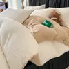 Conjunto de cama de quatro peças simples e elegante em veludo de leite branco-creme, com um design de veludo espesso e estampado, adequado para outono e inverno, incluindo uma capa de edredom e três outras peças