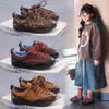 Tênis de Treino Alemão Infantil Versátil Retrô Chegadas Novas Outono 2026 Tênis Esportivo Antiderrapante Casual para Meninas Tênis de Skate com Estampa de Leopardo para Meninos