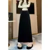 Foto real da saia bodycon A-line de veludo dourado, cintura elástica, fluida, comprimento médio, fenda traseira, barra franzida, Coleção Outono/Inverno 2026