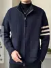 Nuevo Cárdigan de Punto con Cuello de Color Contrastante y Cremallera para Hombre Otoño e Invierno 2024 Moda Coreana Suéter Chaqueta de Tres Rayas Versátil