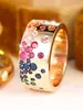 Anillo Ancho Arcoíris de Zirconia Europea Trabajo Pesado Lujoso Oro Incrustaciones de Gemas Multicolor