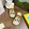 Sandalias de dedo de nuevo estilo, con diseño de oso de pedrería de colores y huecos, perfectas para el verano, ligeras, elegantes y con suela antideslizante para mujer.