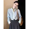 Camisa polo de rayas azules y blancas estilo francés con un diseño de hombro entallado, nueva colección otoño 2026 para mujer, un top sofisticado y elegante para el trabajo