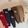 Diadema de Lana Roja Suave de Año Nuevo con Ala Ancha Etiqueta Dorada Cabeza de Pony para Mujer, Pinza para el Cabello Versátil de Gama Alta Diadema Accesorio para el Cabello