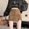 Saia de Camurça com Fenda Estilo Menina Picante Americana 2026 Outono/Inverno Nova Cintura Alta Anti-Exposição Saia Bodycon com Letras