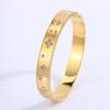 Pulsera de Acero de Titanio Cruz Europea y Americana Pulsera con Incrustaciones de Diamantes de Cuatro Hojas para Mujer, Versión Ancha, Lujo Ligero, Sensación de Alta Gama, Color Dorado, Pulsera de Nicho