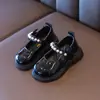 Sapatos pretos de couro de princesa, sapatos versáteis para meninas, novo estilo primavera 2026, sola macia, confortáveis e estilosos, sapatos de mola modernos para primavera e outono.