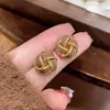 Pendientes de bobina marrones retro Maillard franceses elegantes dulces de alta gama de moda versátiles estilo occidental pendientes pendientes