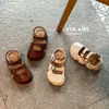 2026 Verano Nuevos Zapatos de Cuero Vintage Versátiles para Niños con Punta Dividida Hueca Suela Suave