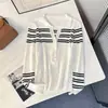 Conjunto de principios de otoño estilo coreano: Suéter de punto a rayas con cuello en V para mujer, sencillo y ajustado, adecuado para ir al trabajo, top con cuello polo para usar como prenda exterior