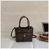 Bolso de Mano Casual Elegante de Alto Valor Nuevo Otoño 2026 para Mujer Bolso Cuadrado Pequeño de Sensación Relajada Simple Bolso Cruzado de Color Sólido