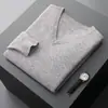 Novo suéter masculino de cashmere com gola V para outono e inverno, solto e grosso, camisa base de malha de lã cor sólida, suéter casual de negócios