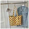 Nova Bolsa Tote de Bolinhas Estilo Coreano para Mulheres, Bolsa de Ombro de Grande Capacidade com Pingente de Urso, Bolsa de Mão para Estudantes e Commuters