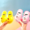Chinelos Luminosos de Celebridade Cyber para Crianças Roupa da Moda de Verão para Meninas Sapatos Macios de Solado de Uma Tira Lojas Sapatos Antiderrapantes para Bebê Menina