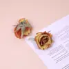 Flor artificial tamaño pequeño cabeza de flor de rosa rizada flor de seda cabeza de flor al por mayor material de flor para hacer flores arreglo floral con adornos para el cabello rosa
