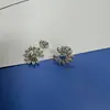 Pendientes Pequeños de Margarita Completos de Diamante Estilo Gd G-Dragon, Diseño de Nicho de Lujo Ligero con Sensación de Alta Gama, Regalo de Merchandising de Apoyo a Fans
