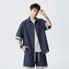 Novo Conjunto de Duas Peças para Homem com Camisa de Manga Curta e Calça Capricho de Verão, Solto e Fashion, Estilo High Street para Atacado, Versátil para o Dia a Dia