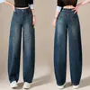 Jeans moderno de estilo coreano com perna curva para mulheres, apresentando um design solto e modelador com corte reto e perna larga, perfeito para o outono