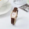 Relógio Quadrado Pequeno Retro Britânico Feminino de Quartzo Pulseira de Couro Nicho Relógio de Pulso Relógio para Prova de Estudante Atacado de Relógios Femininos